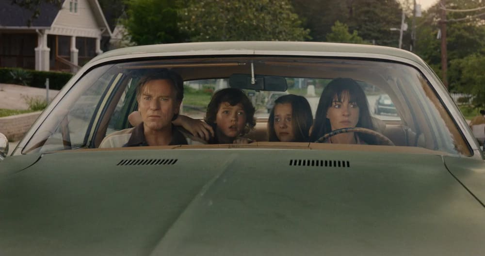 Ewan McGregor és Anne Hathaway Az Oak Street vége című filmben